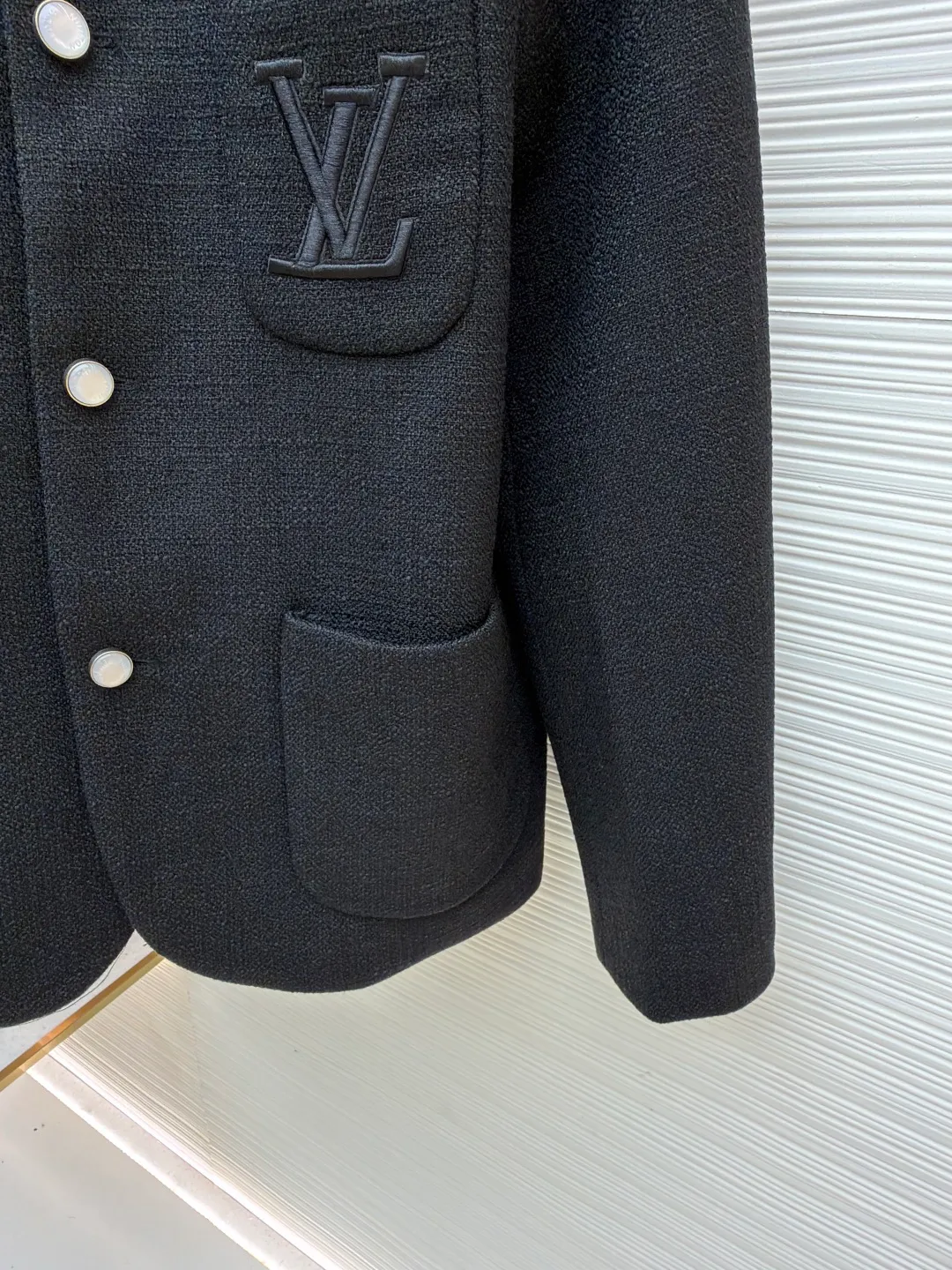 LOUIS VUITTON Pocket embroidered single-breasted jacket ●Original version: Purchased and developed by 34690 ●Item number: 1681733-B90 ●Fabric: cotton fabric ●Technology: embroidery production ●Color: black ●Version: fitted version ●Weight: about 1165 grams ●Size: 46-48-50-52 ●Description: The fabric is made of 100% pure cotton yarn knitted jacquard fabric. The skin-friendly and comfortable knitted jacquard technology gives the fabric a unique texture and texture, highlighting its quality; Marque L.Vuitton on the chest pocket The Déposée logo is embroidered with delicate stitching, clear patterns, and distinctive brand features; the inside is made of custom-woven gray checkerboard cupro fiber, which is breathable and skin-friendly. The custom-woven process ensures a perfect fit with the jacket, showing exquisite craftsmanship and high-end quality from the outside to the inside; the tailoring process shapes the version, with smooth lines and fits the body shape, showing a neat fashion sense. Pearlescent buttons have a soft luster, high-grade texture, and precise installation, matching the overall style. The overall wiring is straight and delicate, the fabric is comfortable and soft, and the color is consistent without color difference. It can be matched with the same style to create a fashionable look and control various occasions. Customized accessories, complete with three standards, same style for men and women!